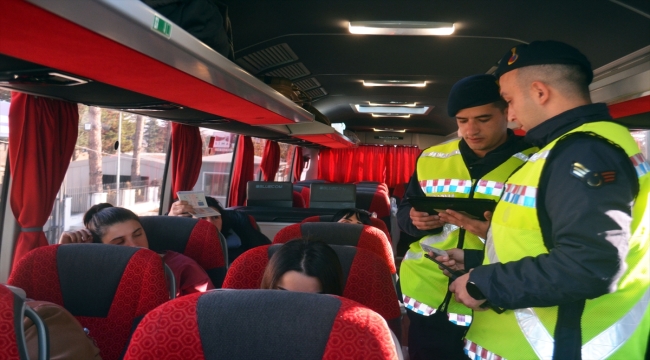 Amasya'da trafik ekipleri ticari araçlarda "zorunlu kış lastiği" denetimi yaptı