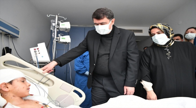 Ankara Valisi Şahin, sahipsiz köpeklerin saldırdığı Tunahan Yılmaz'ı ziyaret etti