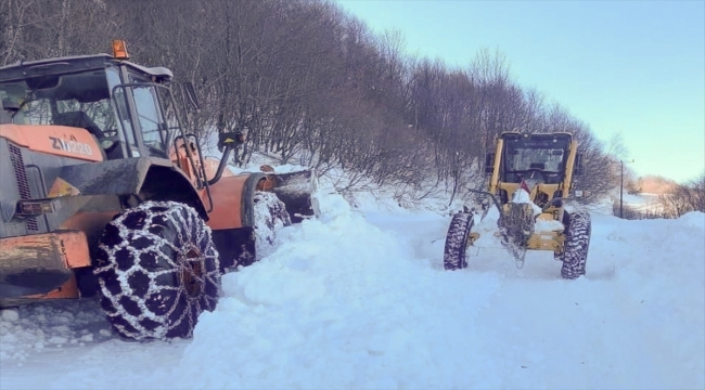 Ardahan'da kar ve tipi nedeniyle yolda mahsur kalan 343 araç kurtarıldı