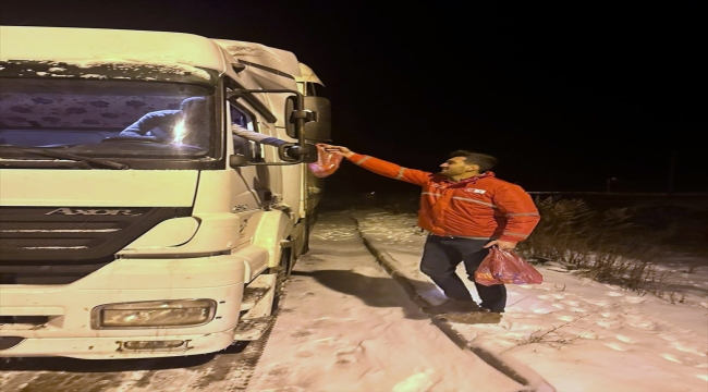 Ardahan'da Kızılay kar nedeniyle araçlarıyla yolda kalanlara gıda ve içecek dağıttı