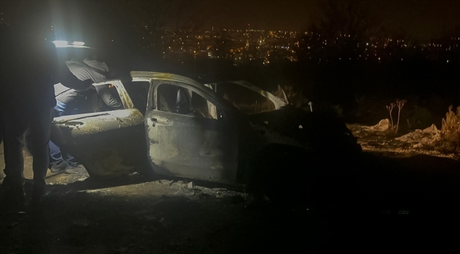 Arnavutköy'de boş arazide yanan otomobilde 2 kalaşnikof tüfek bulundu