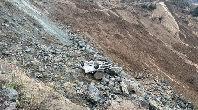 Artvin'de meydana gelen heyelanda uçuruma yuvarlanan otomobilin sürücüsü yaralandı