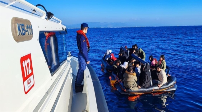 Ayvalık açıklarında 60 düzensiz göçmen kurtarıldı