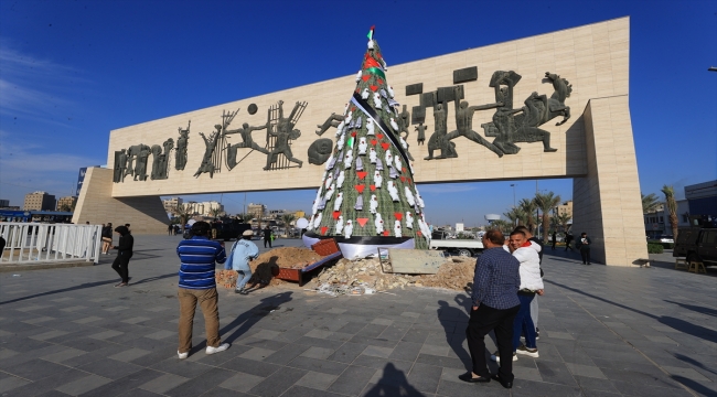 Bağdat'ta yılbaşı ağacına "kefenli çocuk maketleri" yerleştirildi