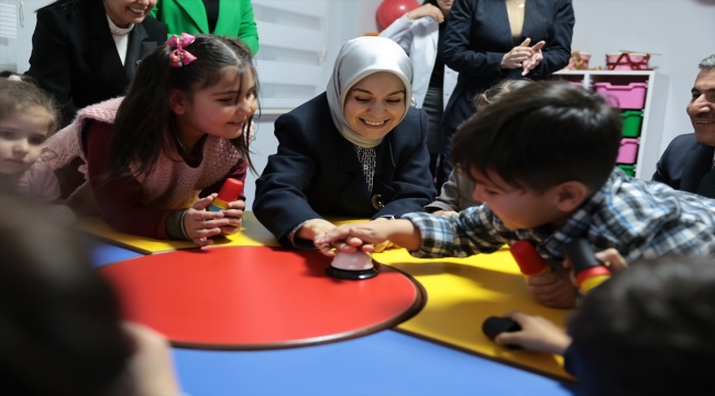 Bakan Göktaş, Şırnak'ta çocuklarla oyun oynadı, girişimci kadınların taleplerini dinledi