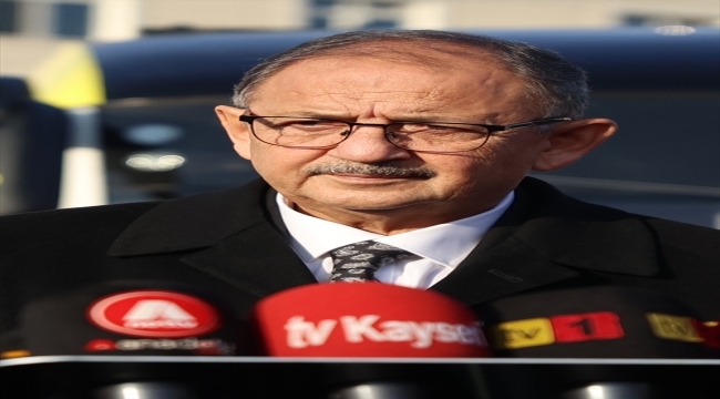 Bakan Özhaseki, Kayseri'de Büyükşehir Belediyesinin otobüs tanıtım töreninde konuştu