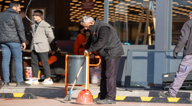 Başkentte aracıyla kuruyemiş dükkanına giren sürücünün çarptığı iki müşteri yaralandı