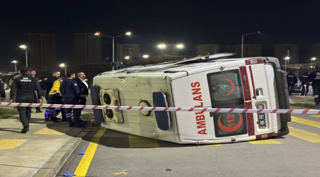 Başkentte otomobilin çarptığı ambulans devrildi