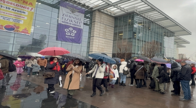 Başkentte yağışa rağmen 19. Ankara Kitap Fuarı'nda ziyaretçi yoğunluğu