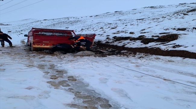 Bayburt'ta karda mahsur kalan 2 kişi kurtarıldı