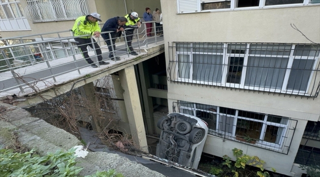 Beşiktaş'ta site bahçesine düşen otomobilin sürücüsü yaralandı