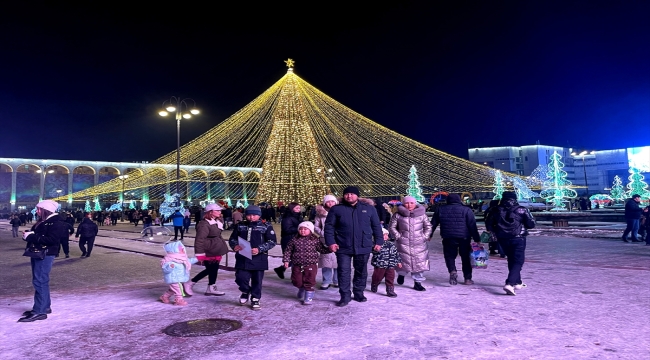 Bişkek'in Ala-Too Meydanı yeni yıl için çam ağaçları ve ışıklarla süslendi