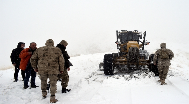 Bitlis'te kar ve tipi nedeniyle köy yolunda mahsur kalan 3 kişi kurtarıldı