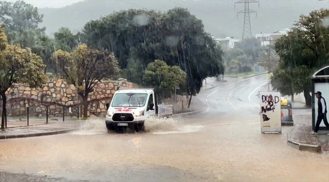 Bodrum'da kuvvetli sağanak günlük yaşamı olumsuz etkiliyor