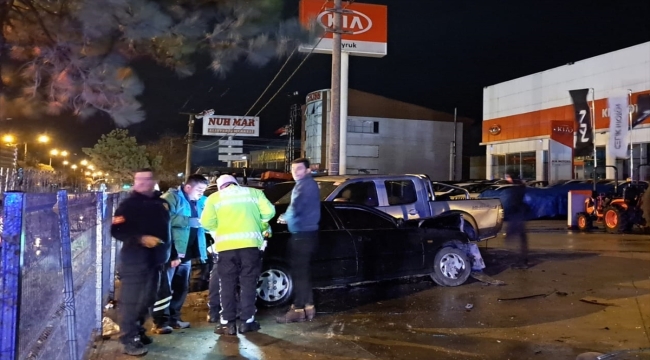 Bolu'da trafik kazasında demir korkuluklara ayağı sıkışan kadın kurtarıldı