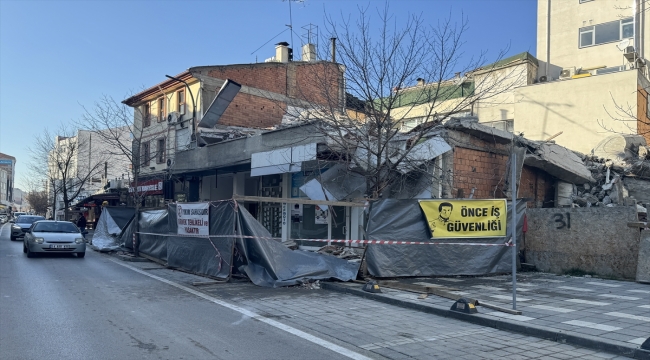 Bolu'da yıkımı yapılan binadan yola düşen parçalar paniğe neden oldu