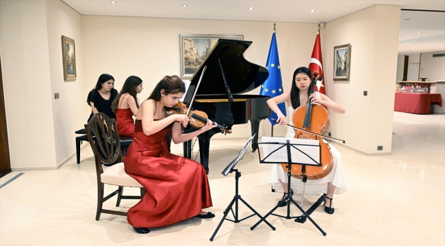 Brüksel'de Türk genç yetenekler mini konser verdi