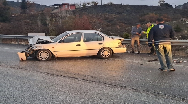 Burdur'da bariyere çarpan otomobildeki 3 kişi yaralandı