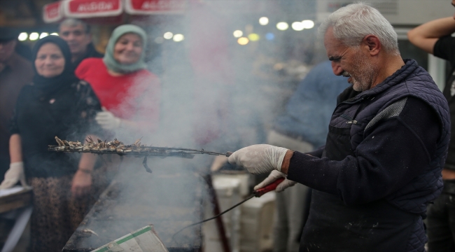 Bursa'da düzenlenen "Karadeniz Hamsi Festivali"nde bir ton balık dağıtıldı