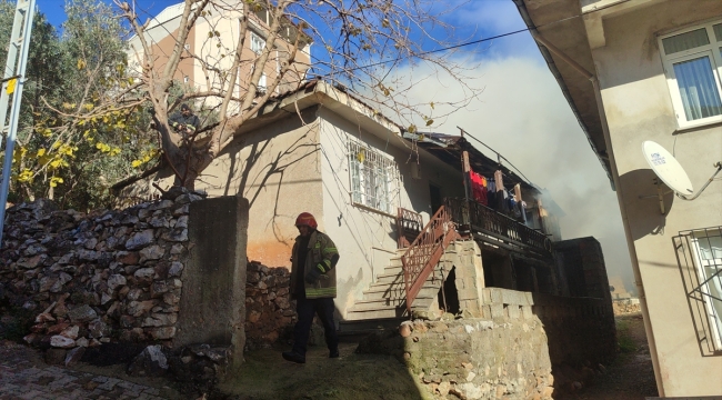 Bursa'da yangın çıkan evdeki kadın ile 5 çocuğunu komşuları kurtardı