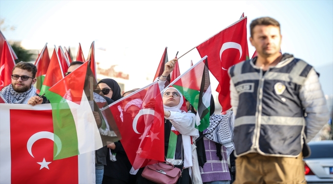 Bursa'daki şehit askerleri anmak ve Filistin'e destek vermek için yürüyüş düzenlendi