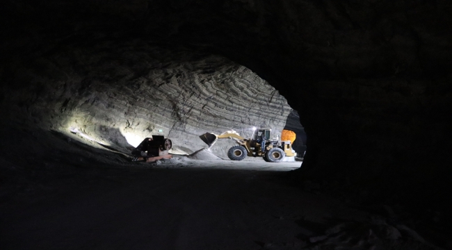 Buzlanmaya karşı karayollarına dökmek üzere günlük 500 ton tuz çıkarılıyor