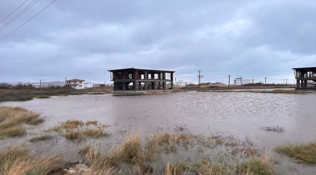 Çanakkale'de sağanak nedeniyle Umurbey beldesi sular altında kaldı