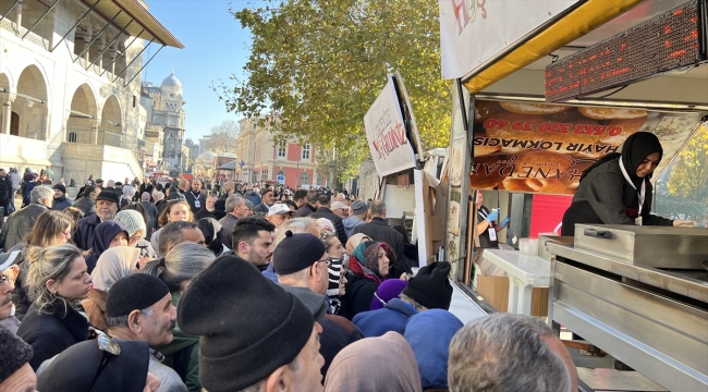 "Cenazemize Hoş Geldiniz" filminin ekibi Eminönü'nde tavuklu pilav ile lokma dağıttı