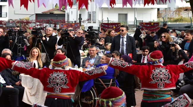 CHP Genel Başkanı Özel, Antalya'da engellilerle bir araya geldi