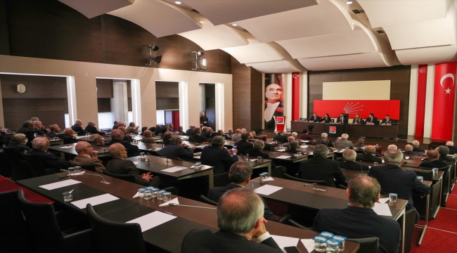 CHP Genel Başkanı Özel, partisinin önceki dönem milletvekilleriyle bir araya geldi
