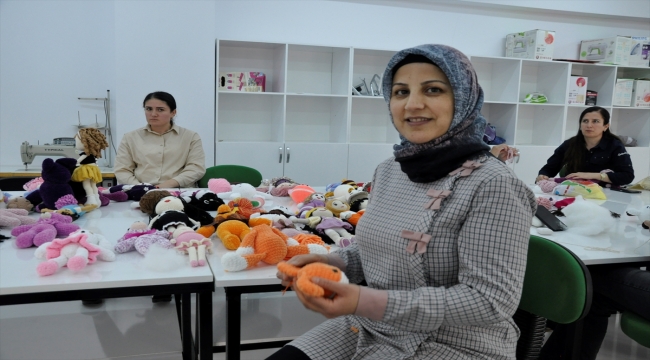 Çukurca'da usta öğretici kadınlar çocuklar için örgü bebek yapıyor