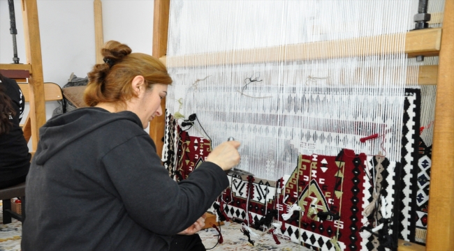Çukurcalı kadınlar kilim atölyelerinde dokuma kültürünü yaşatıyor