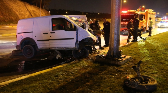 Denizli'de refüje çarpan kamyonetin sürücüsü öldü