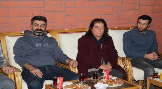 Depremde 4 gün mahsur kaldığı evinin enkazından kendisini kurtaran ekibi ziyaret etti