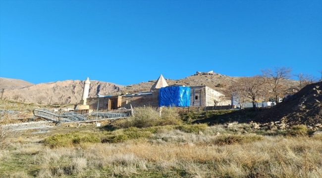 Divriği Ulu Camii'nin geçici koruma çatısı kaldırılmaya başlandı