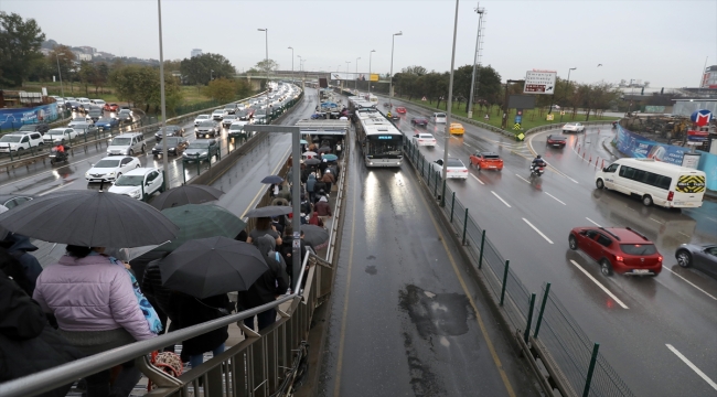 Metrobüsler megakenti taşımakta yetersiz kalıyor