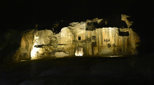 Frigya'daki "3 bin yıllık" mağaralar yapılan ışıklandırmayla akşam da gezilebiliyor