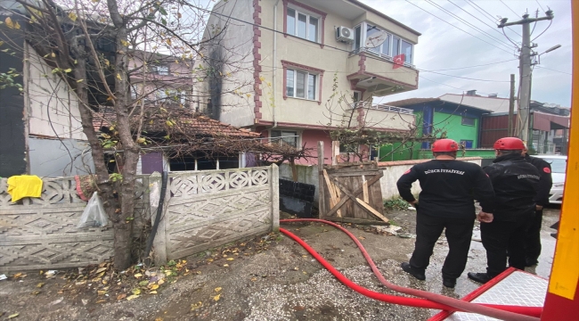 Düzce'de çıkan yangında tek katlı ev kullanılamaz hale geldi