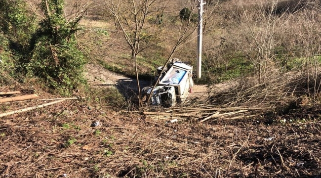 Düzce'de şarampole devrilen çöp kamyonundaki 2 kişi yaralandı