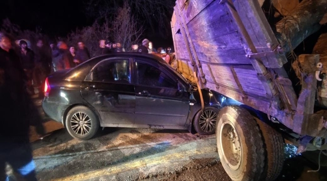 Düzce'de tomruk yüklü traktör ile çarpışan otomobilin sürücüsü ağır yaralandı