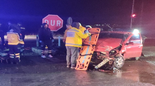 Edirne'de iki otomobilin çarpıştığı kazada 1 kişi öldü, 5 kişi yaralandı