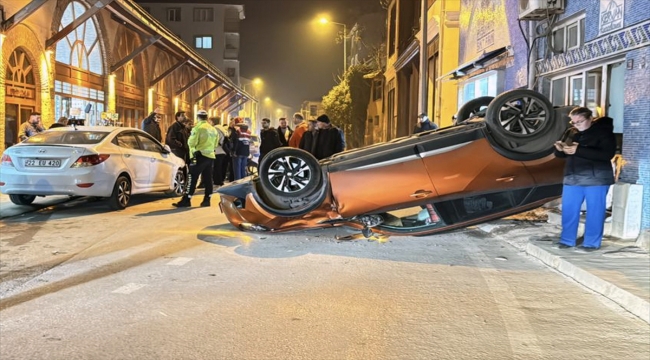Edirne'de otomobilin devrilmesi güvenlik kamerasına yansıdı