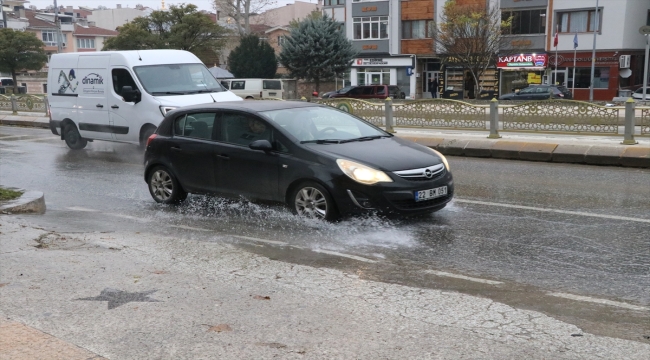 Edirne'de patlayan borudan çıkan su sokaklara taştı