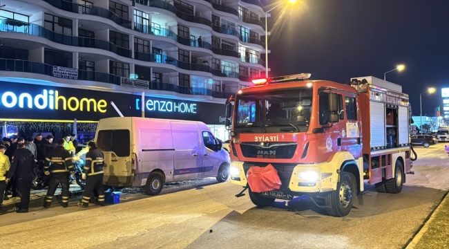 Edirne'deki trafik kazasında panelvanın altında sıkışan motosiklet sürücüsü yaralandı