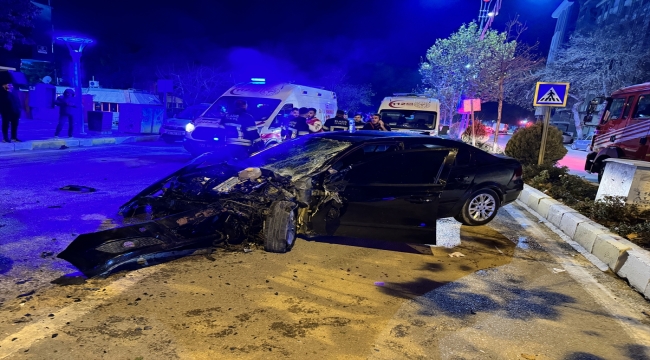 Elazığ'da midibüs ile otomobilin çarpıştığı kazada 5 kişi yaralandı