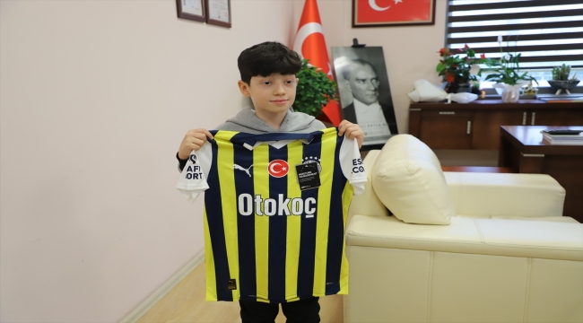 Emre Mor, lösemi tedavisi gören çocuğa forma gönderdi