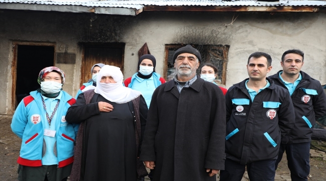 Erciş'te "Vefa" ekibi, yardım isteyen yaşlı çiftin ineğini sağdı