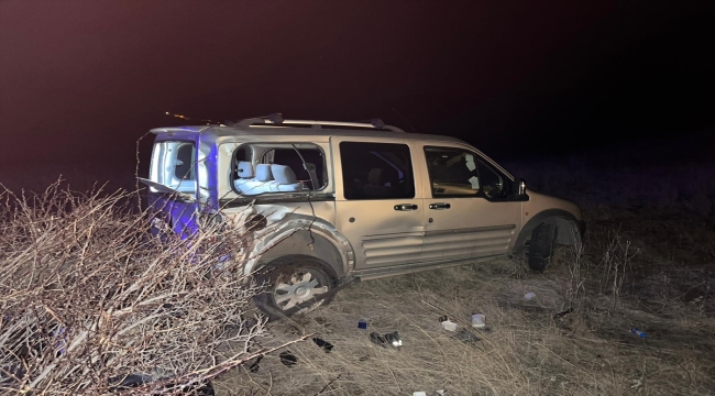 Erzincan'da yoldan çıkan kamyonetin camından düşen kadın hayatını kaybetti