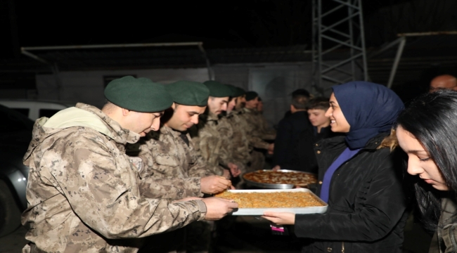 Erzincan Valisi Hamzaoğlu, uygulama noktalarında görevli güvenlik güçlerinin yeni yılını kutladı