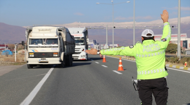 Erzincan ve Kars'ta zorunlu kış lastiği denetimi yapıldı